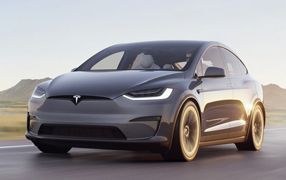 MODEL X 5 sittplatser