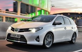 AURIS Touring Hybrid