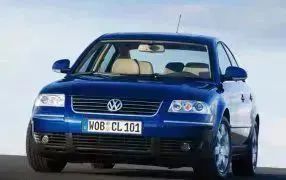 PASSAT med armstöd med förvaringsfack