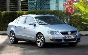 PASSAT med armstöd med förvaringsfack